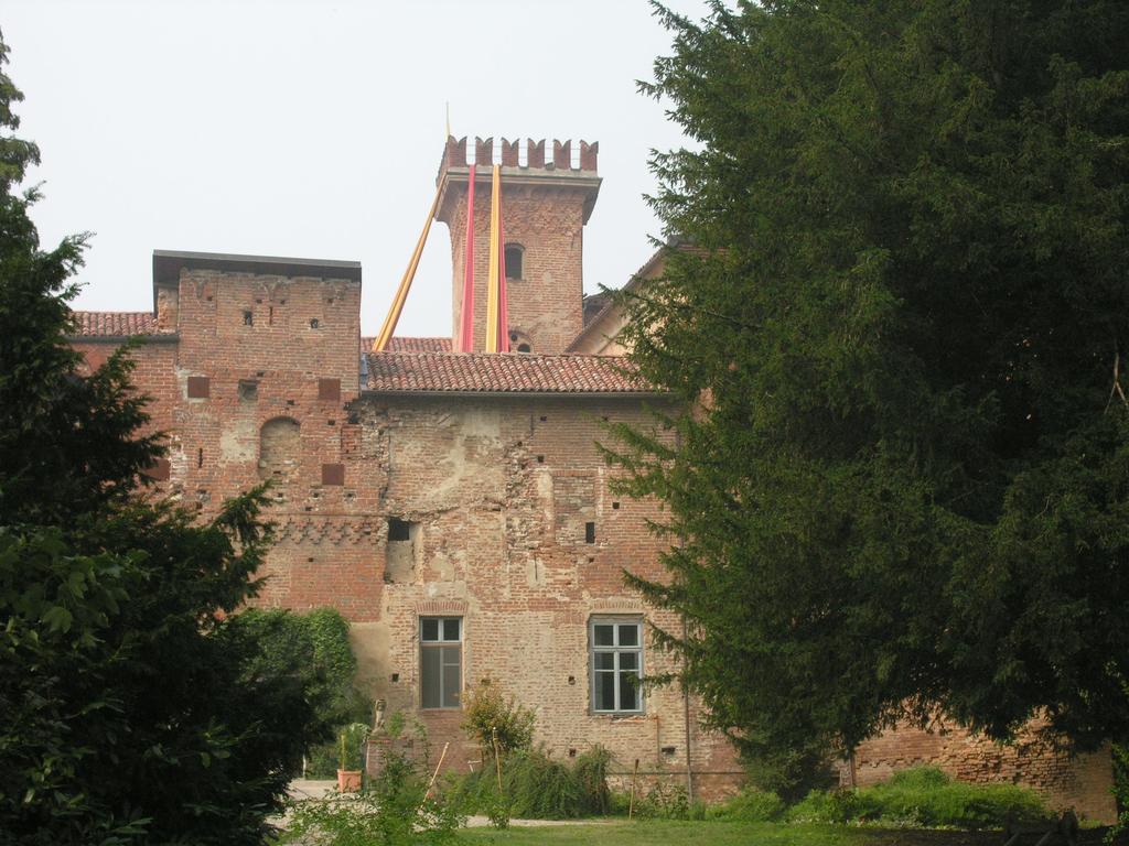 Castello Sannazzaro B&B Giarole Extérieur photo