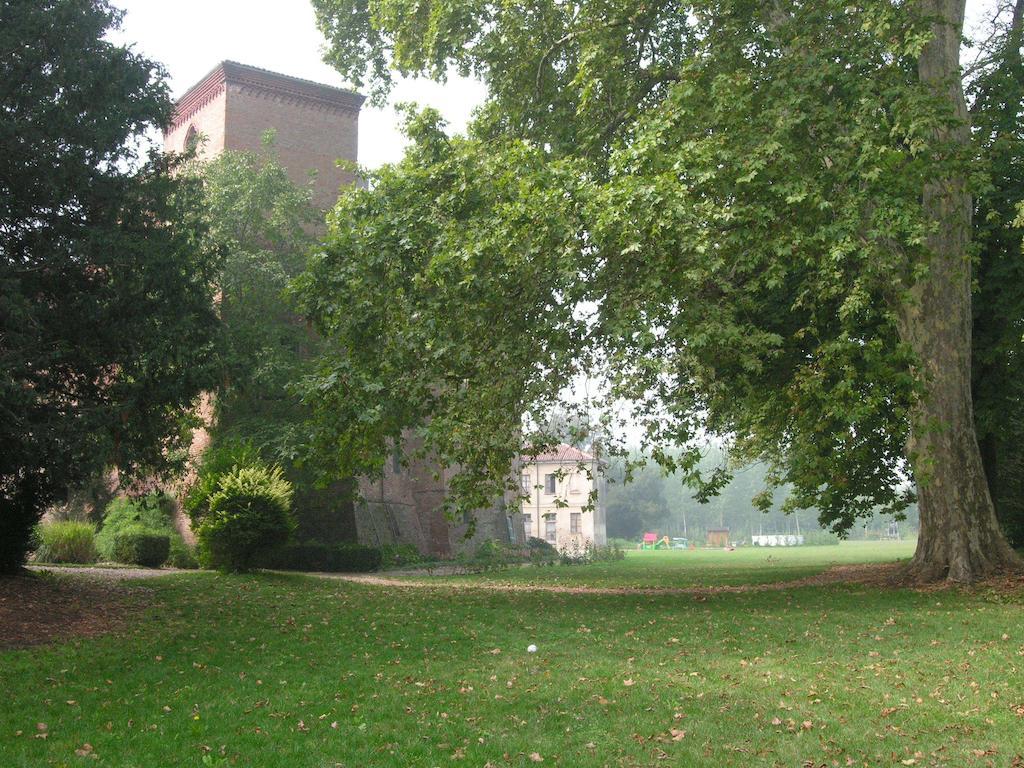 Castello Sannazzaro B&B Giarole Extérieur photo